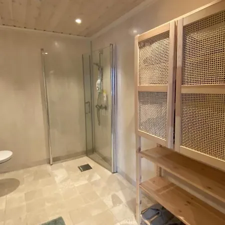 Penthouse By The Lift, 4 Bedrooms, 2 Living Apartment