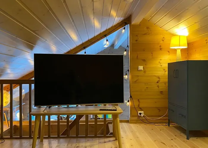 Penthouse By The Lift, 4 Bedrooms, 2 Living *