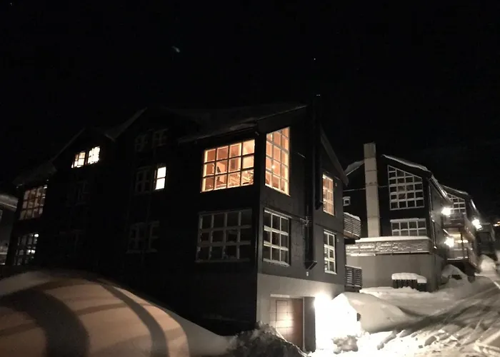Penthouse By The Lift, 4 Bedrooms, 2 Living